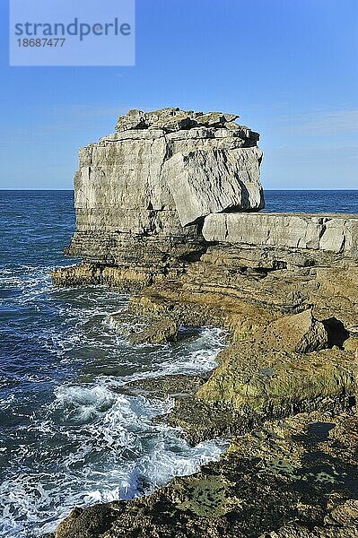 Pulpit Rock  künstlich aufgetürmter Felsen am Meeresufer bei Portland Bill auf der Isle of Portland entlang der Jurassic Coast  Dorset  Süd-England  UK