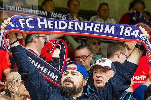 Fans des 1. FC Heidenheim  Fußballspiel  Stadion  Spieler