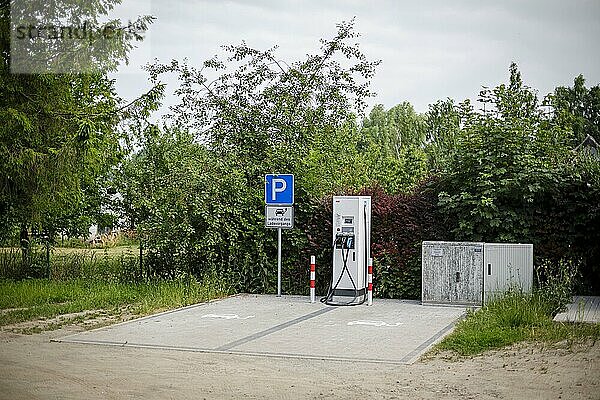 Freie Ladeplaetze an einer Ladestation für Elektrofahrzeuge im Grünen. Ummanz  27.06.2021  Ummanz  Mecklenburg-Vorpommern  Deutschland  Europa