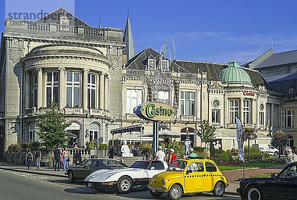 Oldtimer  Oldtimer vor dem Casino de Spa und der Brasserie im Sommer in der Stadt Spa  Lüttich  Belgien  Europa