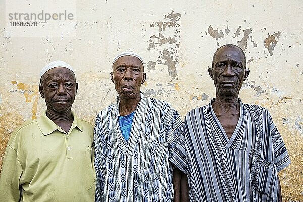 Drei Männer in Bomeh Village auf der KissyRoad Müllkippe  Freetown  15.06.2021. Auf den Müllbergen der Stadt haben die Ärmsten der Armen angefangen zu siedeln. Sie leben über giftigen Dämpfen und mit verdrobenem Wasser.  Sierra Leone  Afrika