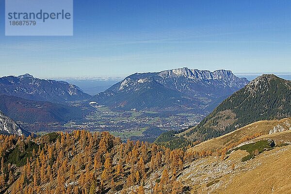 Blick über die Stadt Berchtesgaden und den Untersberg  Massiv der Berchtesgadener Alpen  Bayern  Deutschland  Europa