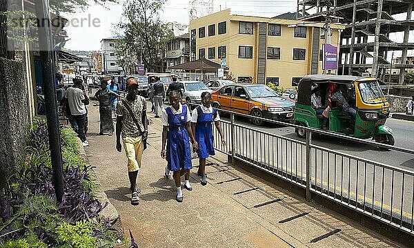 Straßenszene mit Schulkindern und TukTuks in Freetown  Sierra Leone  15.06.2021.  Freetown  Afrika