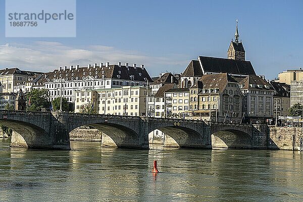 Stadtansicht Basel mit Rhein  Mittlere Brücke  Martinskirche und Altstadt in Basel  Schweiz  Europa