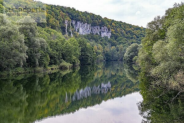 Flusslandschaft im Tal des Loue bei Lizine  Bourgogne-Franche-Comté  Frankreich  Europa