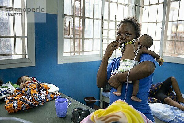 Mutter mit Zwillingen  zwei Babies im Princess Christian Hospital in Sierra Leone  Freetown  15.06.2021.  Sierra Leone  Afrika