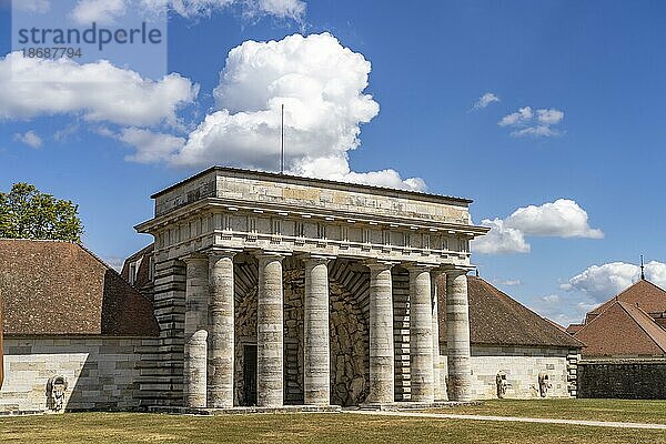 Portalgebäude zur Saline  UNESCO-Welterbe Königliche Saline in Arc-et-Senans  Bourgogne-Franche-Comté  Frankreich  Europa