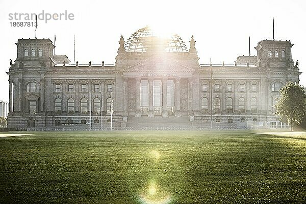 Berlin  Deutschland  Der Reichstag zeichnet sich ab vor der aufgehenden Sonne in Berlin  08.09.2021. In 18 Tagen findet die Bundestagswahl statt.  Europa