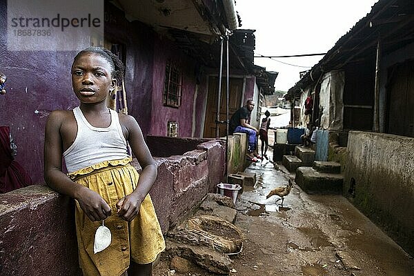 Mädchen  daß in Bomeh Village auf der KissyRoad Müllkippe lebt  15.06.2021.  Freetown  Sierra Leone  Afrika