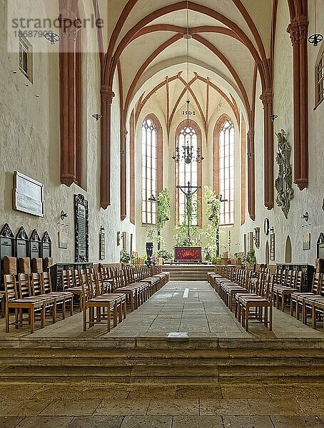 Dom St. Marien mit der Kanzel und der Kreuzigungsgruppe von Künstler Georg Wrba  Innenaufnahme  Wurzen  Sachsen  Deutschland  Europa