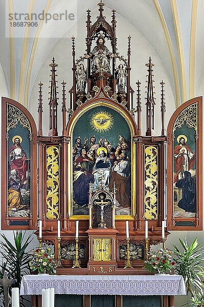 Hauptaltar  St. Michael  eine der ältesten Kirchen des Allgäus  unter Denkmalschutz stehend  Krugzell  Allgäu  Bayern  Deutschland  Europa