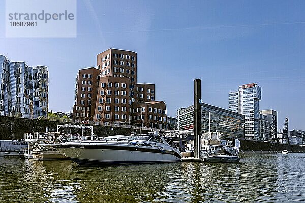 Marina Düsseldorf im Medienhafen  mit Gehry-Bauten  Düsseldorf  Nordrhein-Westfalen  Deutschland  Europa
