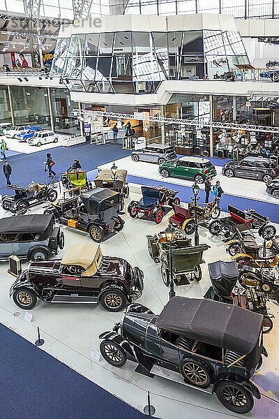 Sammlung klassischer Autos  antiker Fahrzeuge und Oldtimer in Autoworld  Oldtimermuseum Cinquantenaire Park in Brüssel  Belgien  Europa