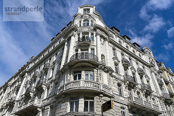 Barockfassade eines historischen Gebäudes am Georg Cochplatz  Wien  Österreich  Europa