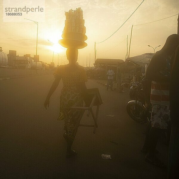 Afrikanerin in Togo trägt ihre Ware auf dem Kopf zum Markt  Lome  15.06.2021.  Lome  Togo  Afrika