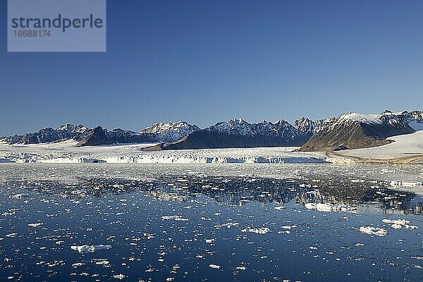 Der Lilliehöökbreen Gletscher mündet im Sommer in den Lilliehöök Fjord  Lilliehöökfjorden  einem Seitenarm des Krossfjords in Albert I Land  Spitzbergen  Svalbard