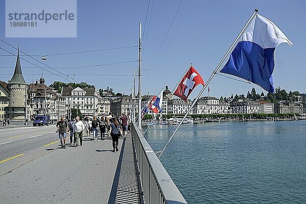 Seebrücke Luzerner Fahne  Luzern  Schweiz  Europa