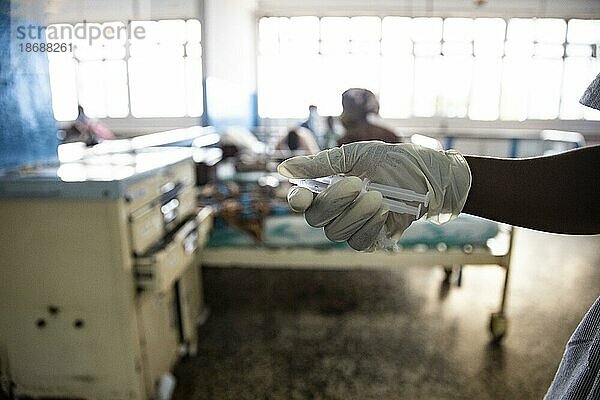 Krankenschwester mit Spritzen in der Hand im Princess Christian Hospital in Sierra Leone  Freetown  15.06.2021.  Sierra Leone  Afrika
