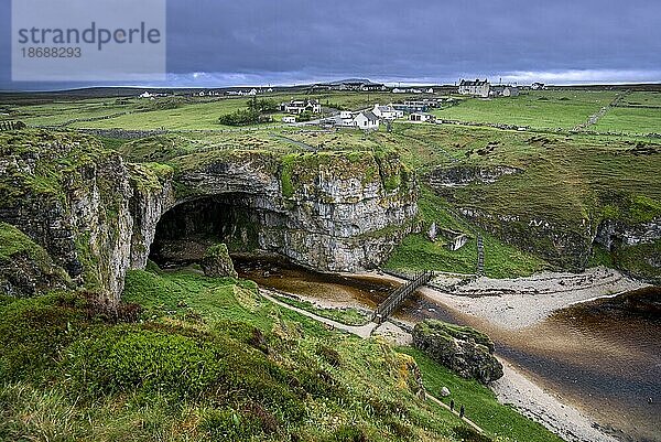 Smoo Cave  große kombinierte See und Süßwasserhöhle bei Durness  Sutherland  Highland  Schottland  UK