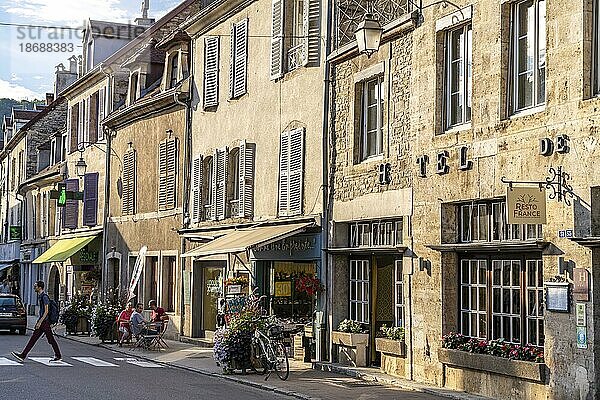 Strasse in der Altstadt von Ornans  Bourgogne-Franche-Comté  Frankreich  Europa