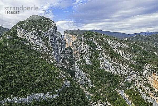 Der Fluss Verdon am Point Sublime  Beginn des Sentier Martel in den Gorges du Verdon  Schlucht des Verdon  Provence Alpes Côte d'Azur  Frankreich  Europa