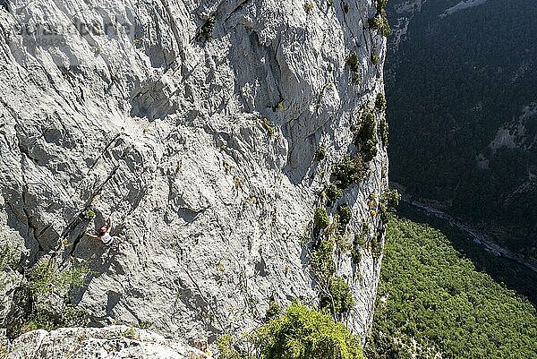 Bergsteiger beim Klettern an einer Felswand in den Gorges du Verdon  Schlucht des Verdon  Alpes de Haute Provence  Provence Alpes Côte d'Azur  Frankreich  Europa
