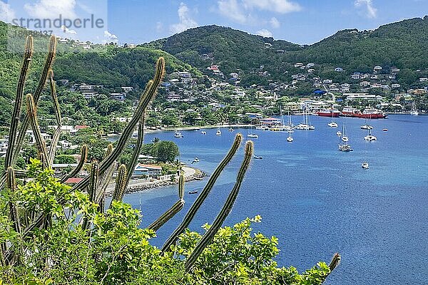 Blick auf die Bucht und die Hauptstadt Port Elizabeth auf der Insel Bequia  die zum Staat St. Vincent und die Grenadinen in der Karibik gehört