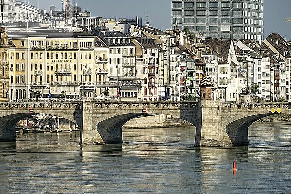 Die Mittlere Brücke und der Rhein in Basel  Schweiz  Europa