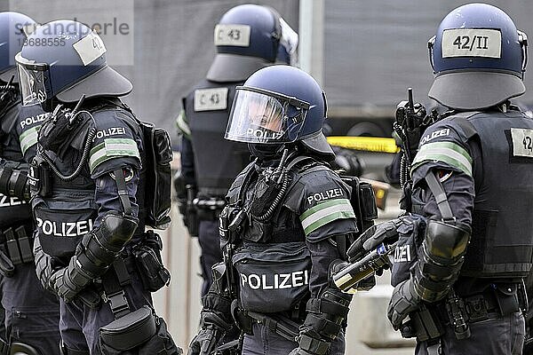 Polizei Polizistin Schutzausrüstung