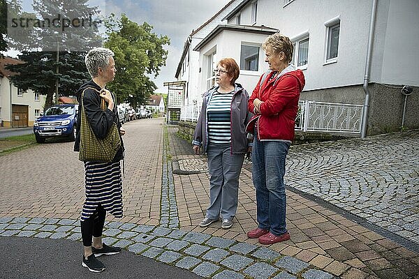 Nachbarschaft. Frauen auf der Strasse sind miteinander im Gespräch.  Bücheloh  Deutschland  Europa