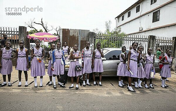 Straßenszene mit Schulkindern in Freetown  Sierra Leone  16.06.2021.  Freetown  Afrika