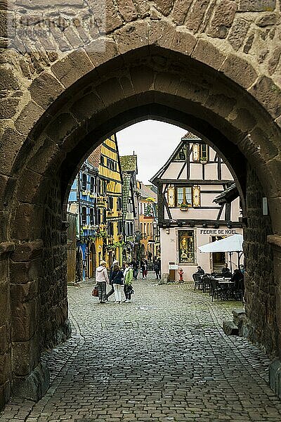 Mittelalterliche bunte Fachwerkhäuser  Riquewihr  Grand Est  Haut-Rhin  Elsass  Frankreich  Europa