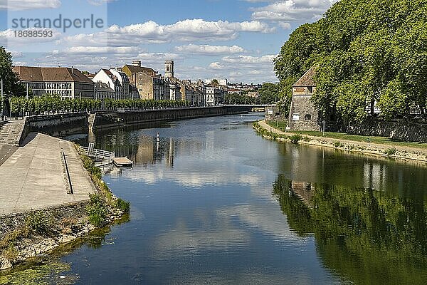 Am Fluss Doubs in Besancon  Bourgogne-Franche-Comté  Frankreich  Europa