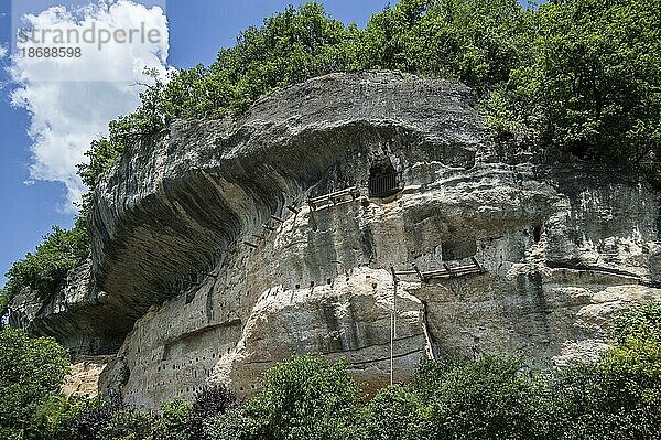 Höhlen und Terrassen in der Felswand der Grottes du Roc de Cazelle  Themenpark über prähistorisches Leben in Les Eyzies  Périgord  Dordogne  Frankreich  Europa