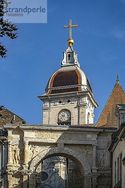 Der gallisch-römische Triumphbogen Porte Noire und die St.-Johannes Kathedrale in Besancon  Bourgogne-Franche-Comté  Frankreich  Europa