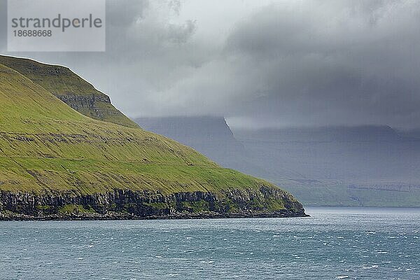 Meeresklippen entlang der zerklüfteten Küste von Eysturoy  Ostinsel  Region und zweitgrößte der Färöer Inseln  Färöer im Nordatlantik