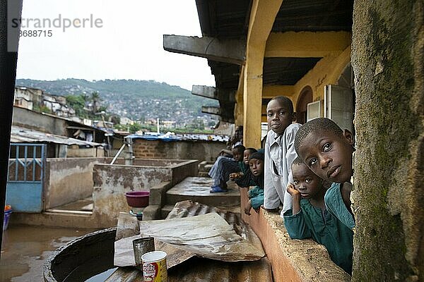 Kinder leben in Bomeh Village auf der KissyRoad Müllkippe  Freetown  15.06.2021. Auf den Müllbergen der Stadt haben die Ärmsten der Armen angefangen zu siedeln. Sie leben über giftigen Dämpfen und mit verdrobenem Wasser.  Sierra Leone  Afrika