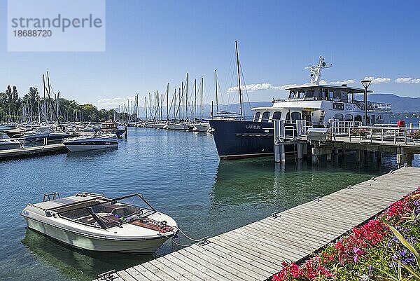 CGN Passagierfähre Lavaux und Segelboote im Yachthafen von Yvoire am Genfer See  Lac Léman  Haute Savoie  Frankreich  Europa