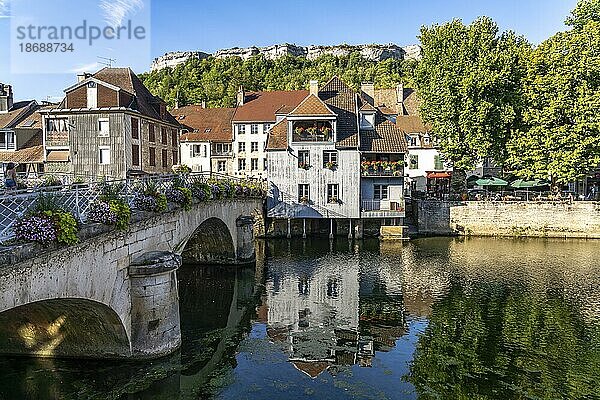 Häuser der Altstadt und die Bruecke Grand Pont am Fluss Loue in Ornans  Bourgogne-Franche-Comté  Frankreich  Europa