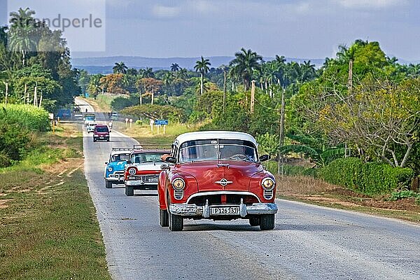 Amerikanische Oldtimer auf der Carretera Central  CC  Central Road  West Ost Autobahn in der Provinz Sancti Spíritus auf der Insel Kuba
