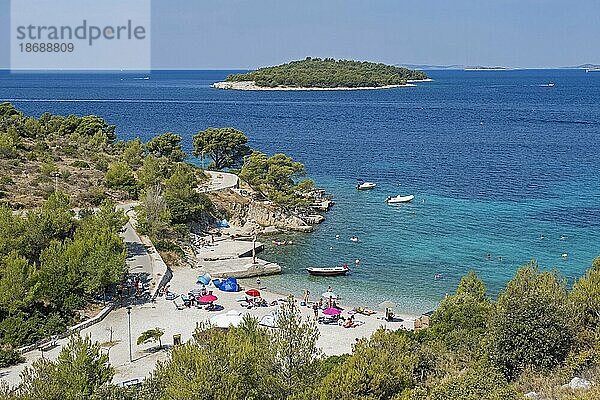 Touristen beim Schwimmen und Sonnenbaden an einem kleinen Strand an der Adria in der Nähe von