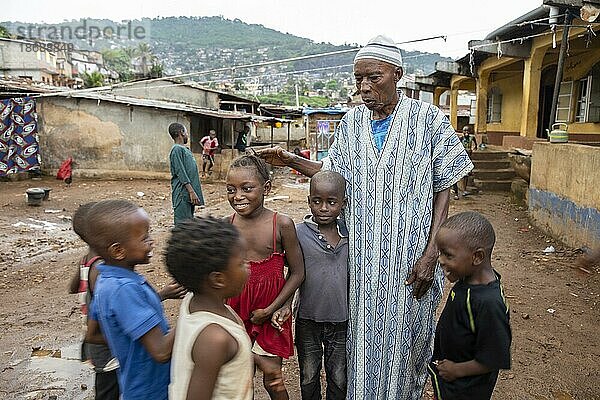 Alter Mann mit Kindern in Bomeh Village auf der KissyRoad Müllkippe  Freetown  15.06.2021. Auf den Müllbergen der Stadt haben die Ärmsten der Armen angefangen zu siedeln. Sie leben über giftigen Dämpfen und mit verdrobenem Wasser.  Sierra Leone  Afrika