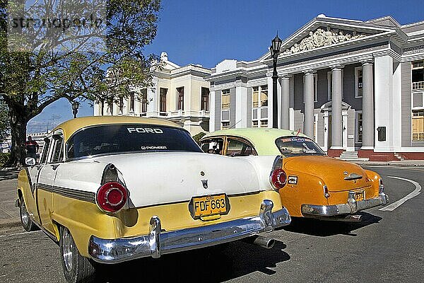 Alte amerikanische Oldtimer aus den 1950er Jahren  Ami Panzer vor dem Rathaus in Cienfuegos  Kuba  Karibik  Mittelamerika