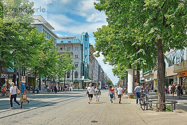 Spaziergang durch die Mannheimer Innenstadt mit Menschen und verschiedenen Geschäften an einem warmen Sommertag  Mannheim  Deutschland  Europa