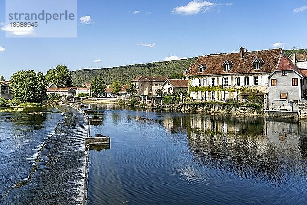 Quingey und der Fluss Loue  Bourgogne-Franche-Comté  Frankreich  Europa