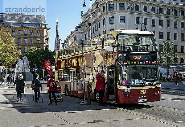 Big Bus Vienna  Haltepunkt an der Albertina  Wien  Österreich  Europa