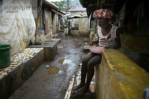 Mädchen  mit einer Teller daß in Bomeh Village auf der KissyRoad Müllkippe lebt  Freetown  15.06.2021. Auf den Müllbergen der Stadt haben die Ärmsten der Armen angefangen zu siedeln. Sie leben über giftigen Dämpfen und mit verdrobenem Wasser.  Sierra Leone  Afrika