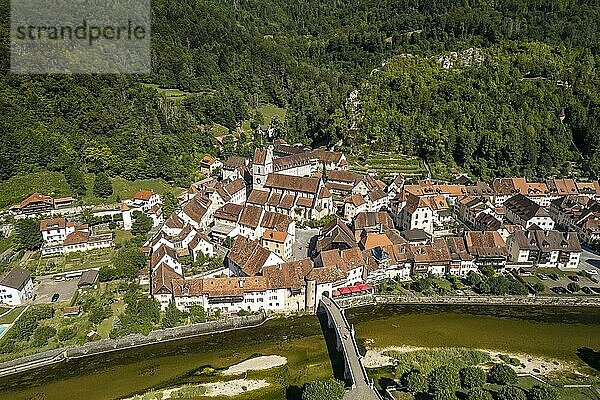 Die historische Altstadt von Saint-Ursanne aus der Luft gesehen  Schweiz  Europa