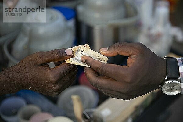 Übergabe von einem Geldschein  CFA  auf einem Markt von Lome  Togo  15.06  2021.  Lome  Togo  Afrika