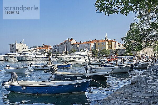 Kleine Fischerboote und Motoryachten im Yachthafen nördlich der Altstadtmauern von Budva an der Adria  Montenegro  Europa